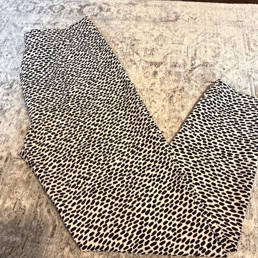 Who What Wear Black and Tan Spot Pull On Stretch Pant.